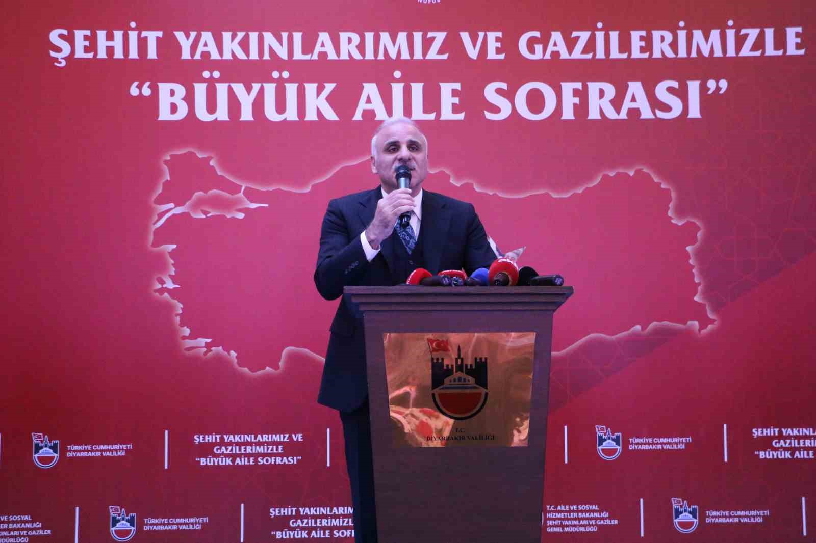 Şehit yakınları ve gaziler ilk iftarda bir araya geldi
Şehit yakınları ve gaziler ilk iftarda bir araya geldi