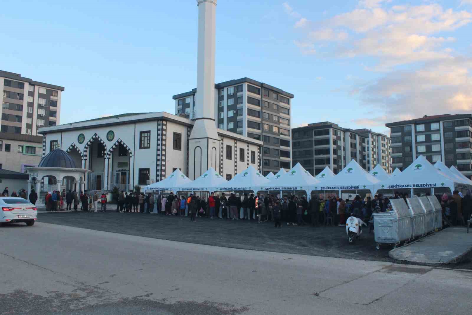 Şehitkamil’de binlerce kişi ilk iftarını aynı sofrada açtı
