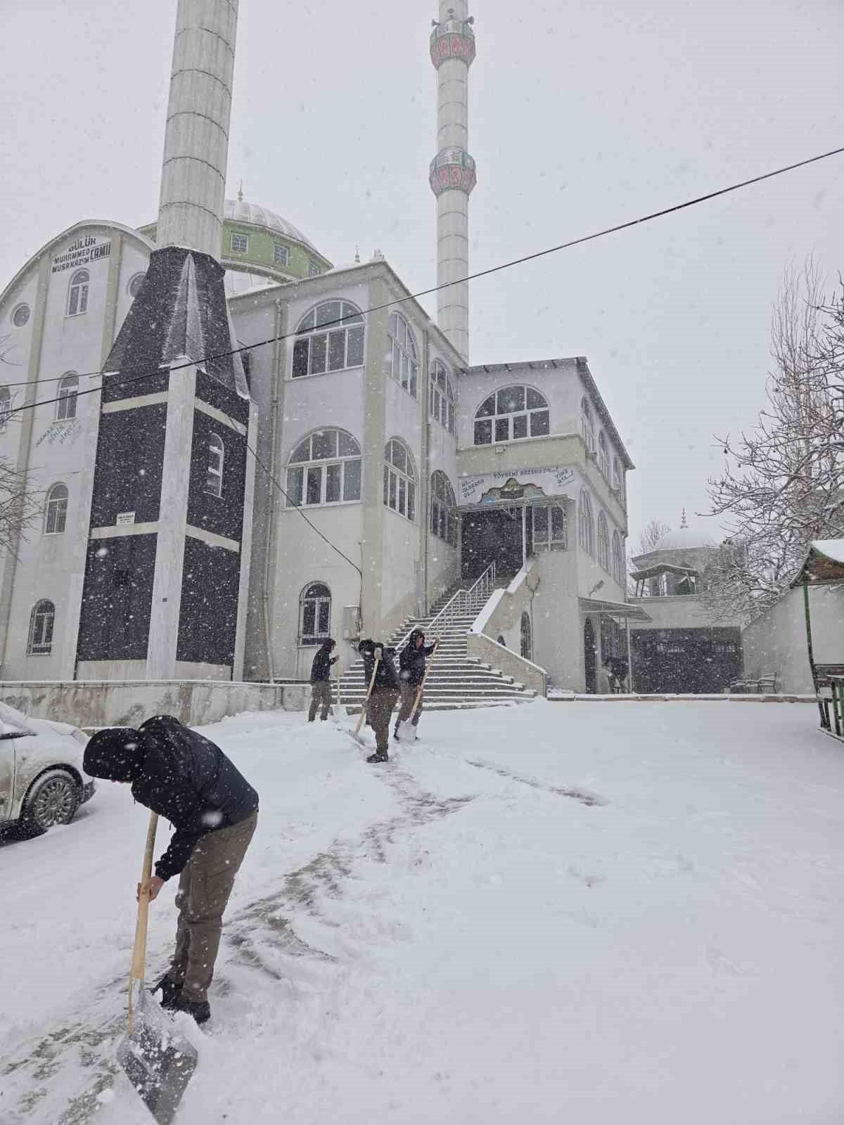Şehitkamil’de camiler ibadete hazır
Şehitkamil’de camiler ibadete hazır