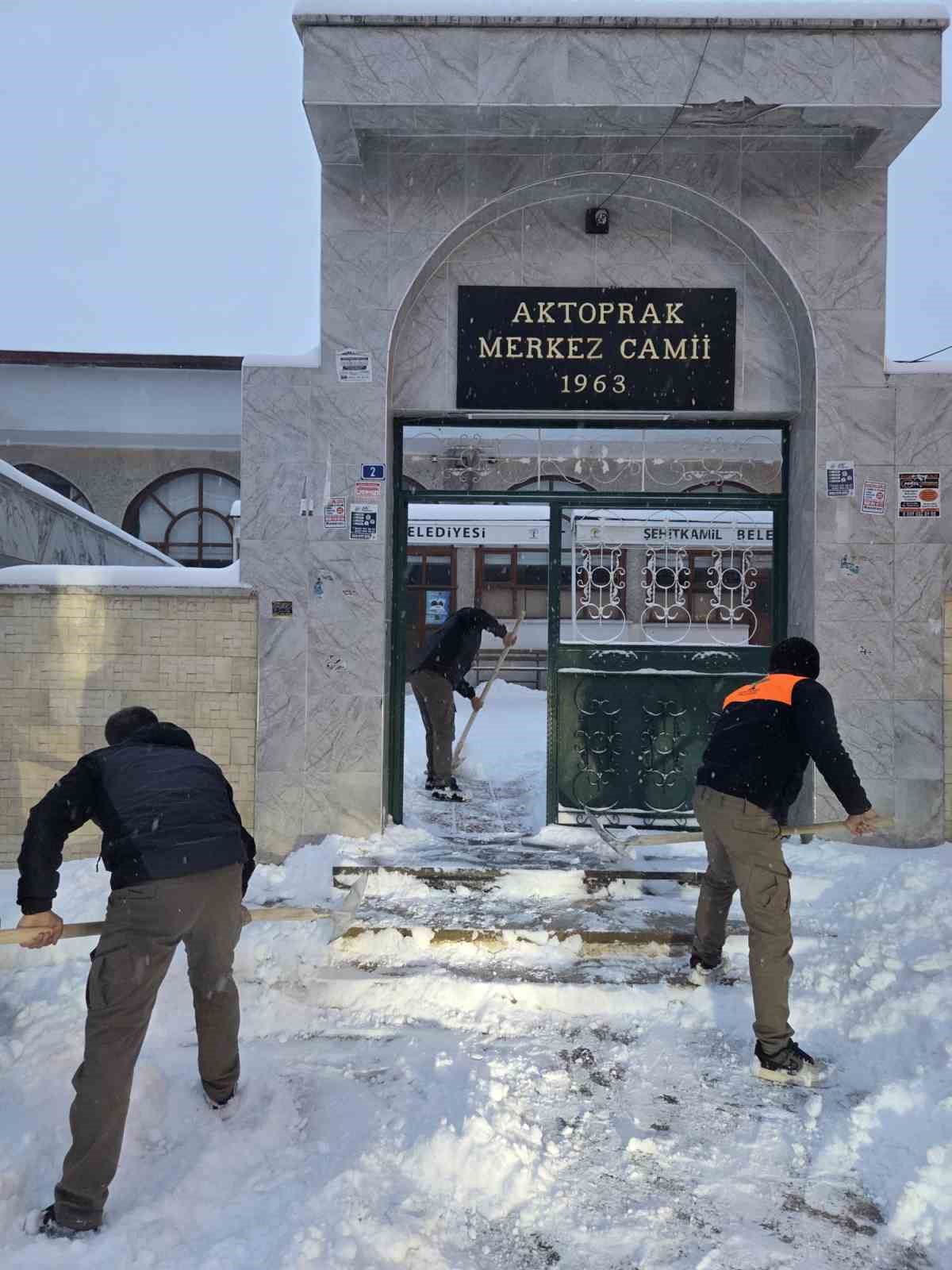 Şehitkamil’de camiler ibadete hazır
Şehitkamil’de camiler ibadete hazır