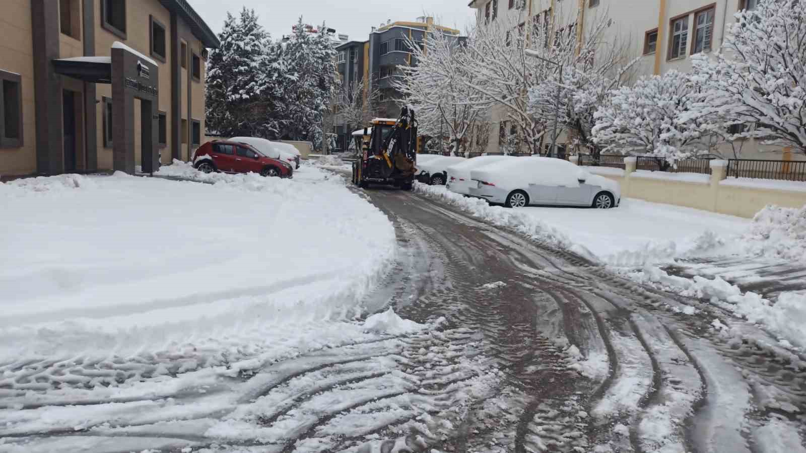 Şehitkamil’de karla mücadele aralıksız sürüyor
Şehitkamil’de karla mücadele aralıksız sürüyor