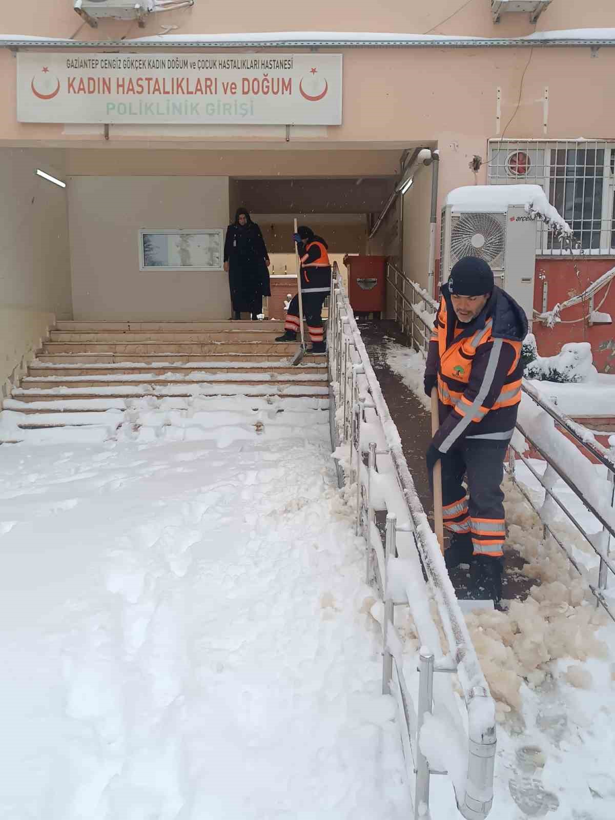 Şehitkamil’de karla mücadele aralıksız sürüyor
Şehitkamil’de karla mücadele aralıksız sürüyor