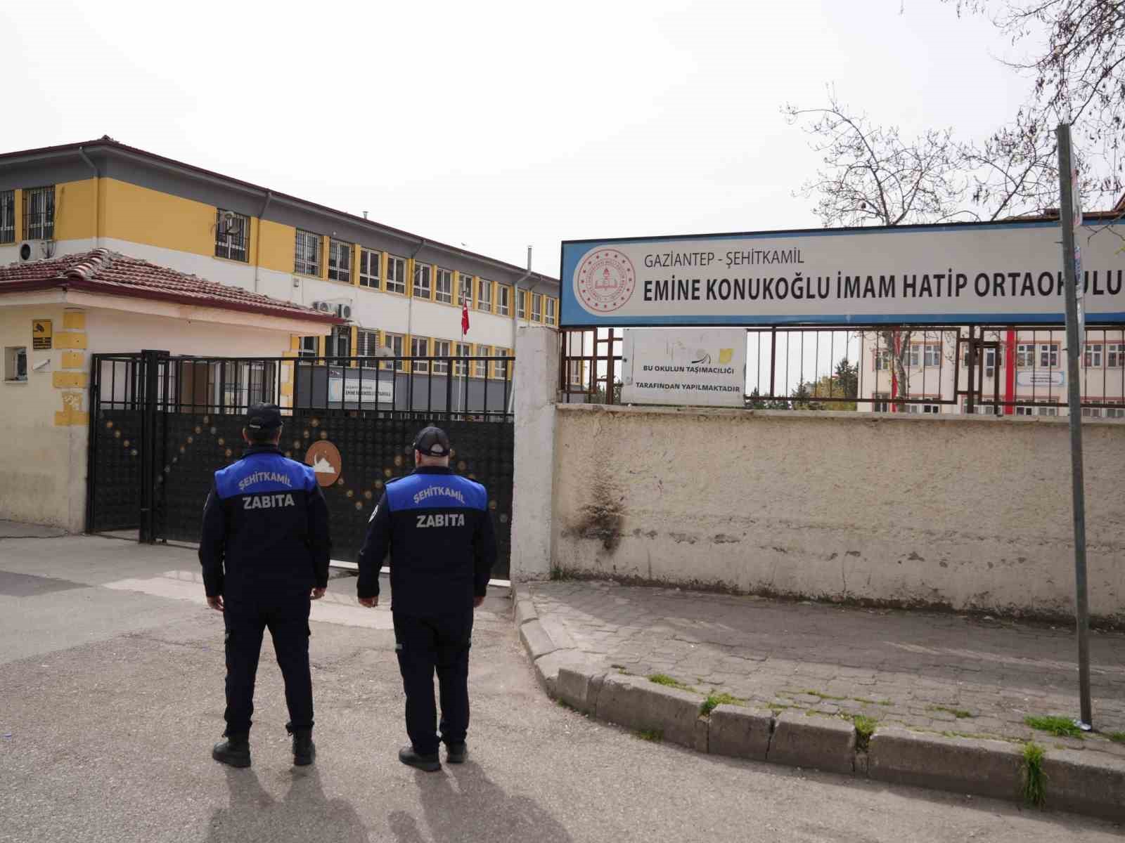 Şehitkamil’de okul çevrelerinde güvenlik seferberliği
Şehitkamil’de okul çevrelerinde güvenlik seferberliği