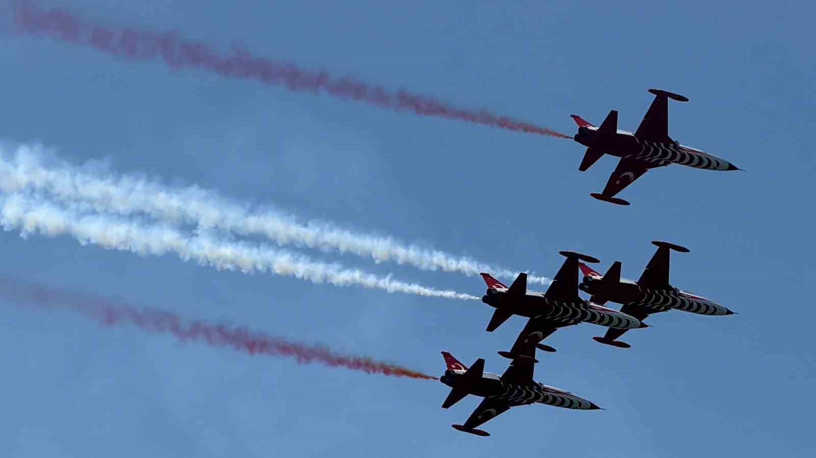 Şehitler Abidesi’nde Türk Yıldızları gösterisi nefesleri kesti
