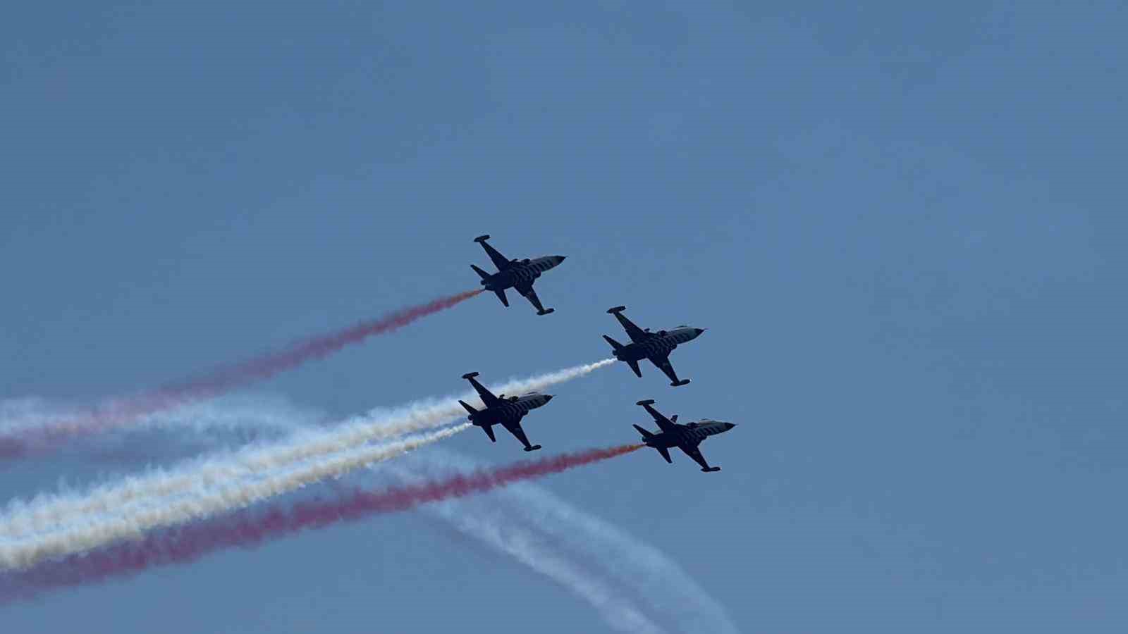 Şehitler Abidesi’nde Türk Yıldızları gösterisi nefesleri kesti
