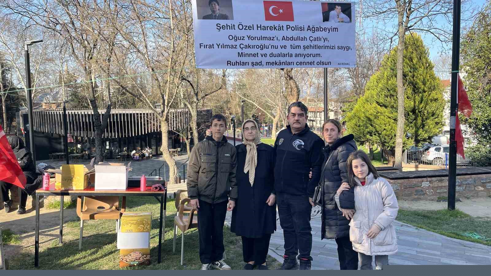 Şehitler için mevlit şekeri dağıttı
