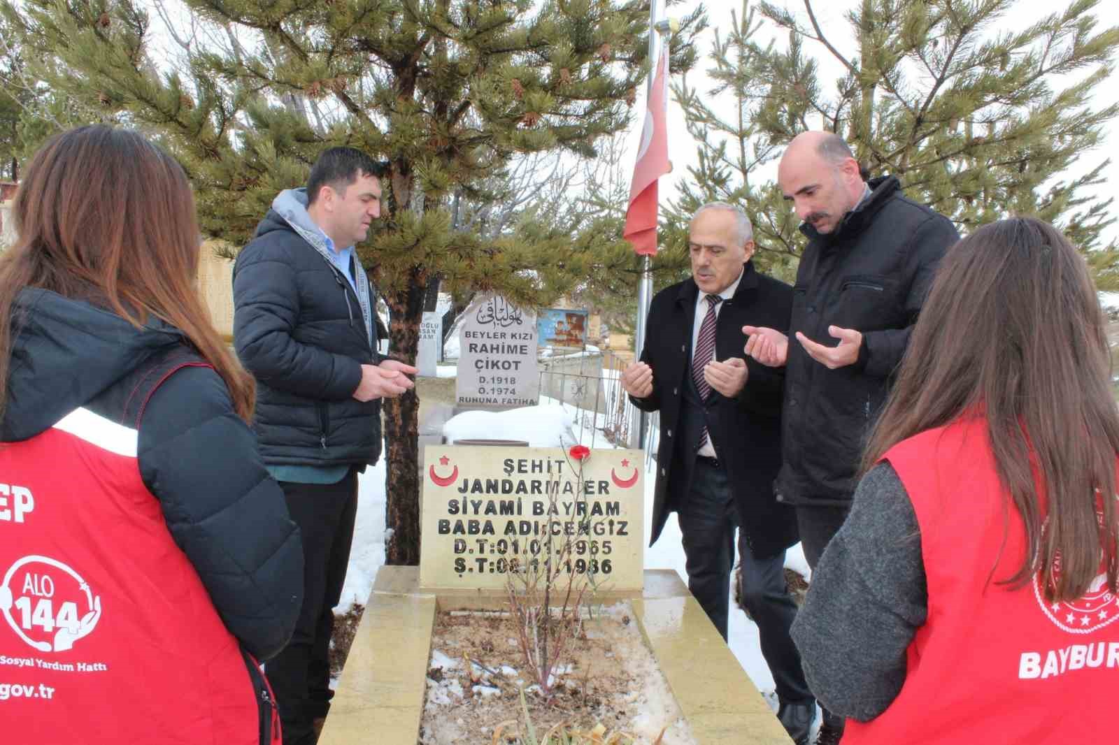 Şehitler kabirleri başında dualarla anıldı
