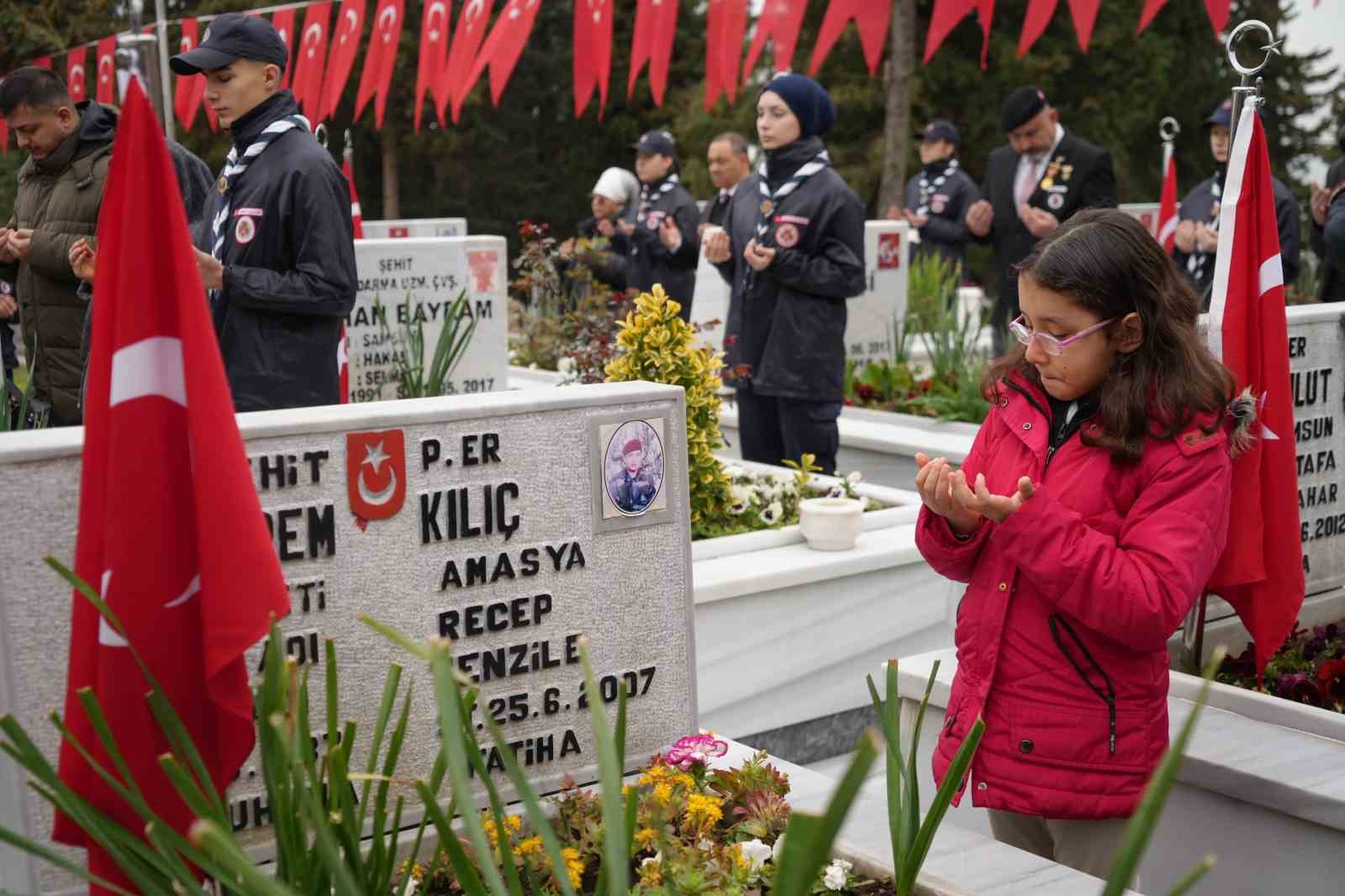 Şehitleri Anma Günü’nde anlamlı öpücük
