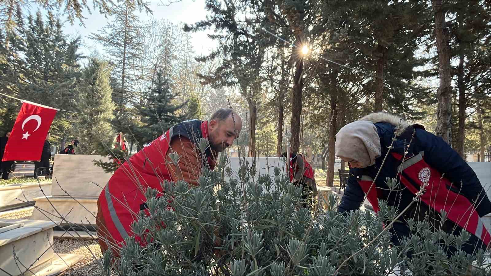 Şehitliklerde temizlik ve bakım çalışmaları başlatıldı
