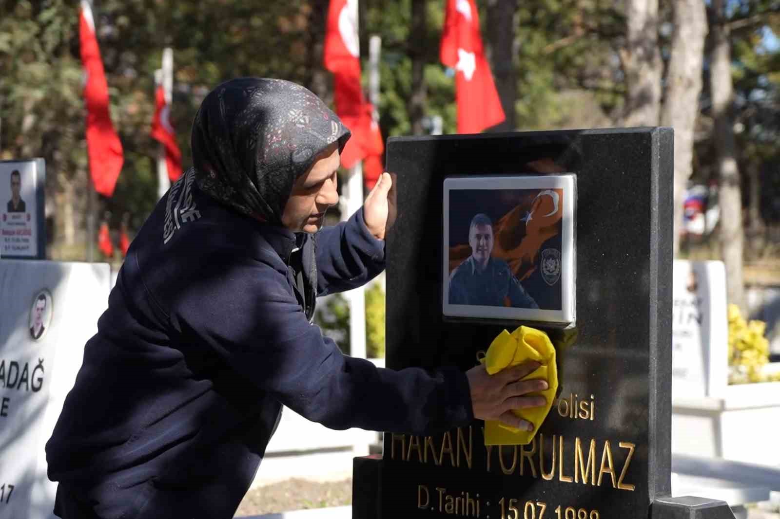 Şehitlikte temizlik yapan kadınların duygusal anları
