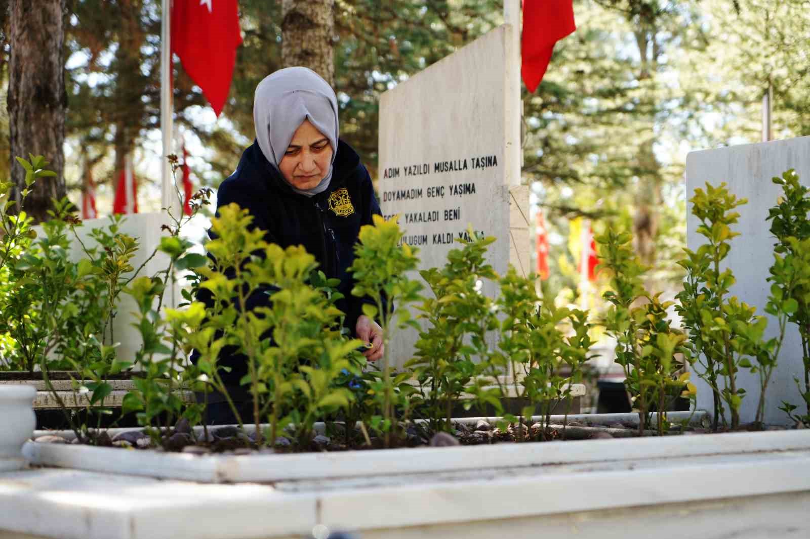 Şehitlikte temizlik yapan kadınların duygusal anları
