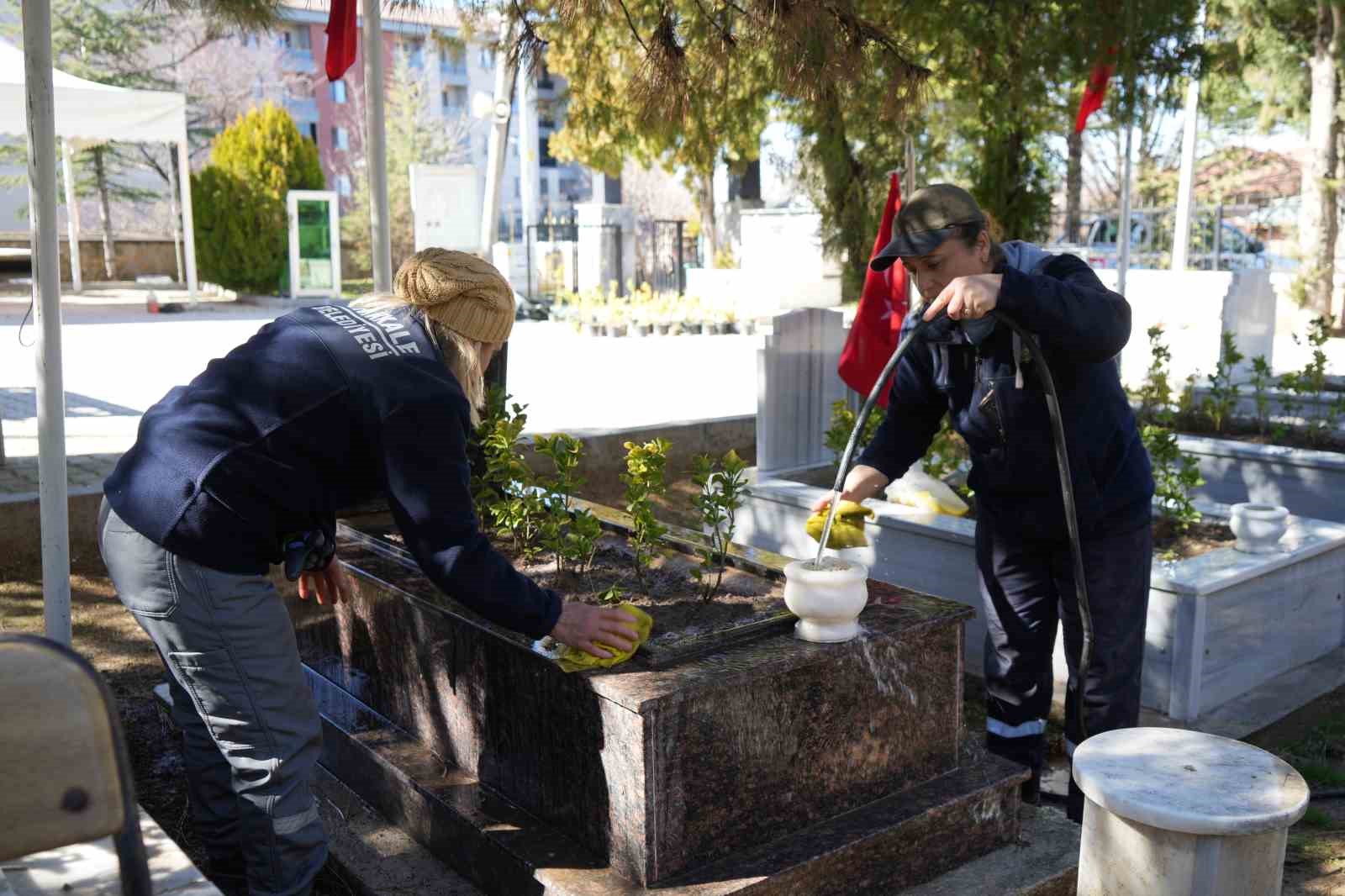 Şehitlikte temizlik yapan kadınların duygusal anları
