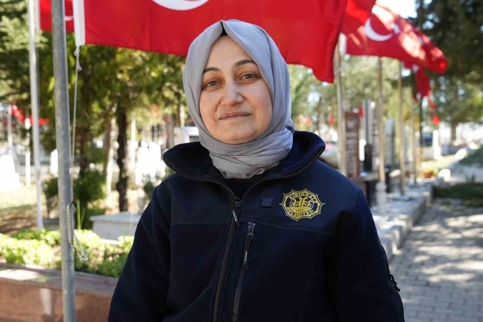 Şehitlikte temizlik yapan kadınların duygusal anları
