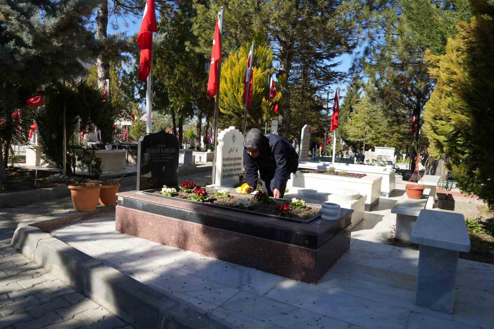 Şehitlikte temizlik yapan kadınların duygusal anları
