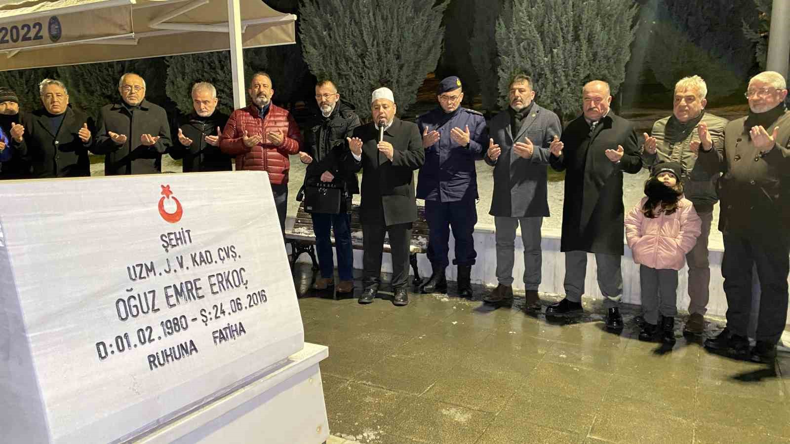 Şehitlikte yılbaşı gecesi: Aileler dualarla yeni yıla girdi
