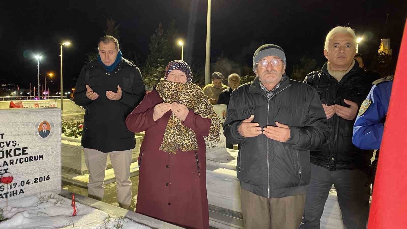 Şehitlikte yılbaşı gecesi: Aileler dualarla yeni yıla girdi
