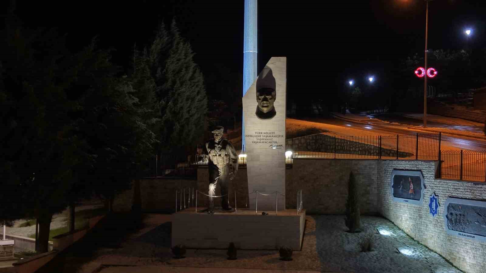 Şehitlikte yılbaşı gecesi: Aileler dualarla yeni yıla girdi
