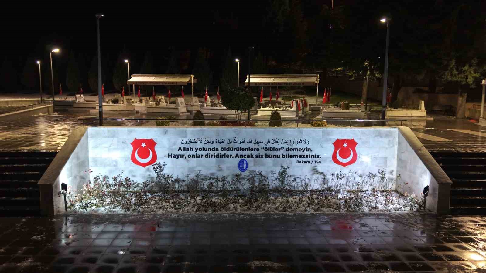 Şehitlikte yılbaşı gecesi: Aileler dualarla yeni yıla girdi
