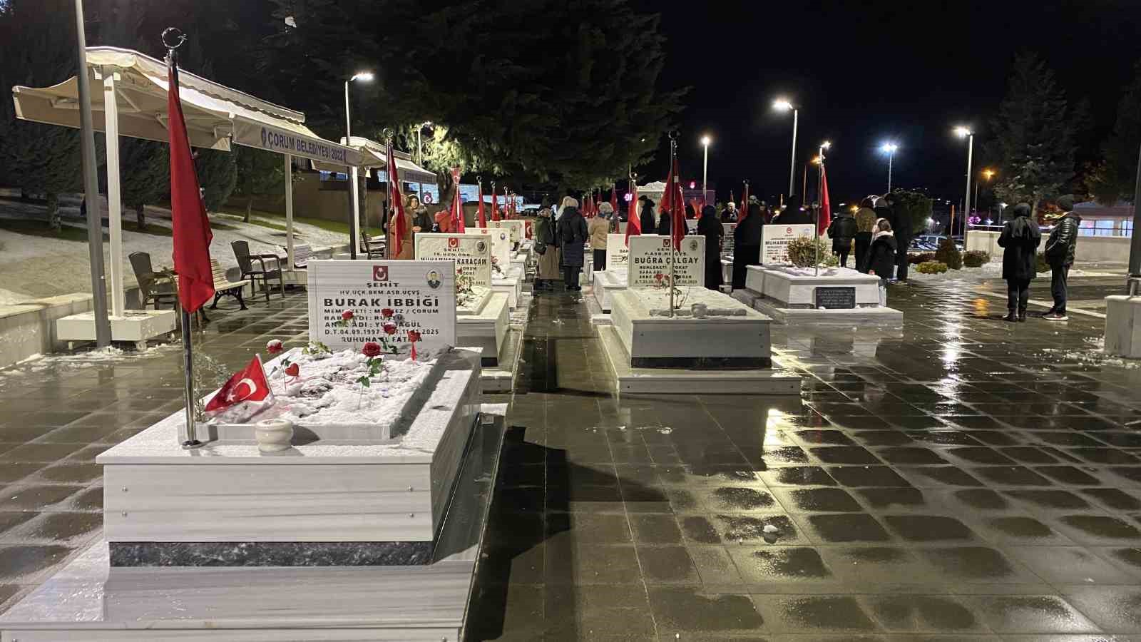 Şehitlikte yılbaşı gecesi: Aileler dualarla yeni yıla girdi
