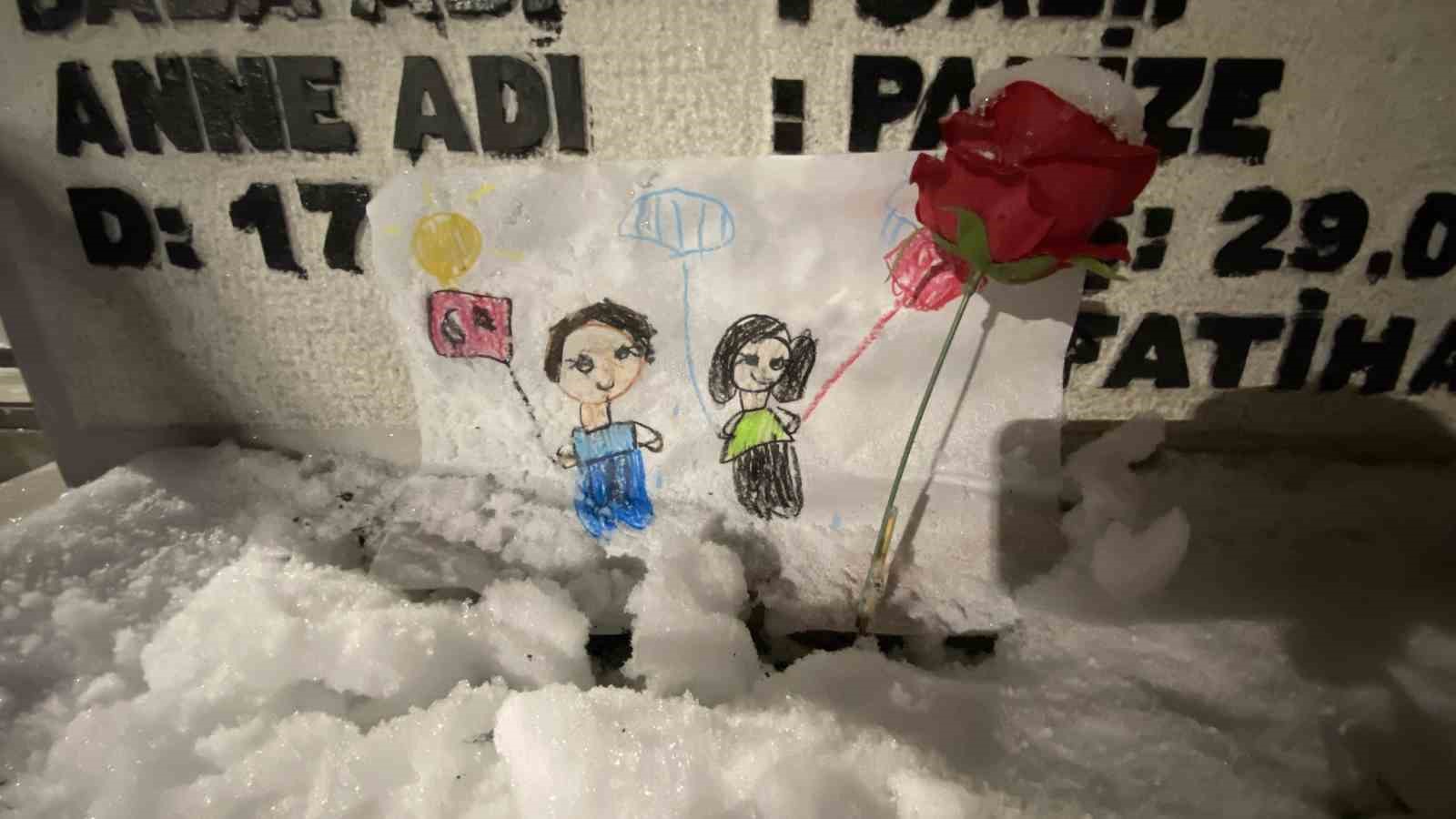 Şehitlikte yılbaşı gecesi: Aileler dualarla yeni yıla girdi
