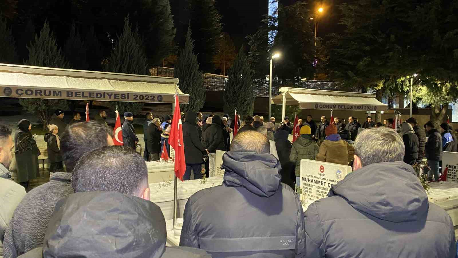 Şehitlikte yılbaşı gecesi: Aileler dualarla yeni yıla girdi
