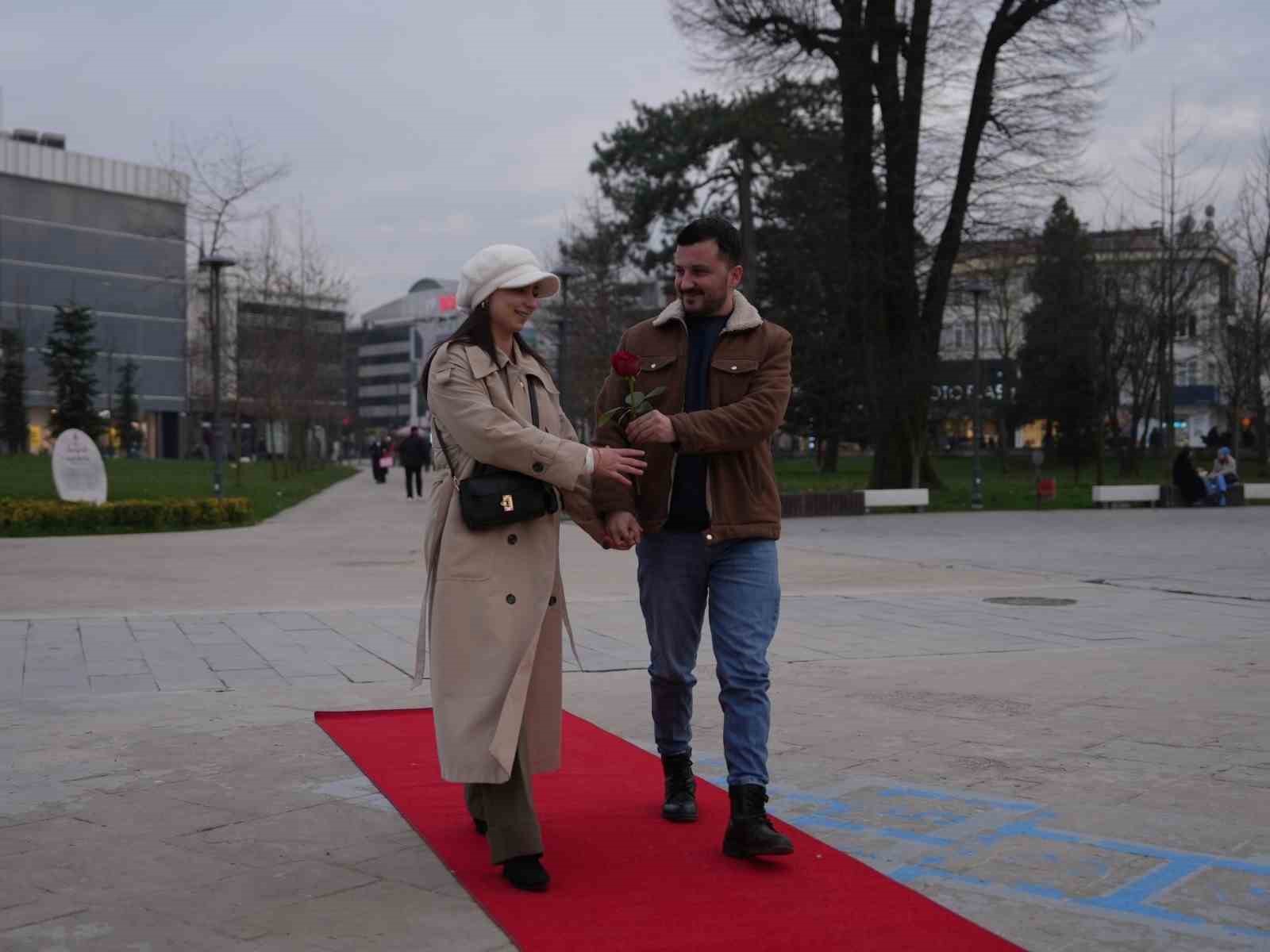 Şehrin kalbinde çiftlere 14 Şubat sürprizi
