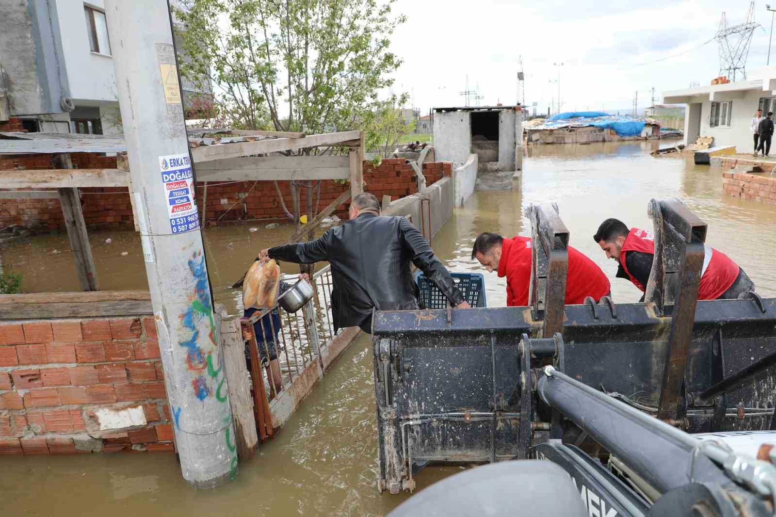Şehzadeler Belediyesi’nden Akpınar’da mahsur kalan vatandaşlara destek
