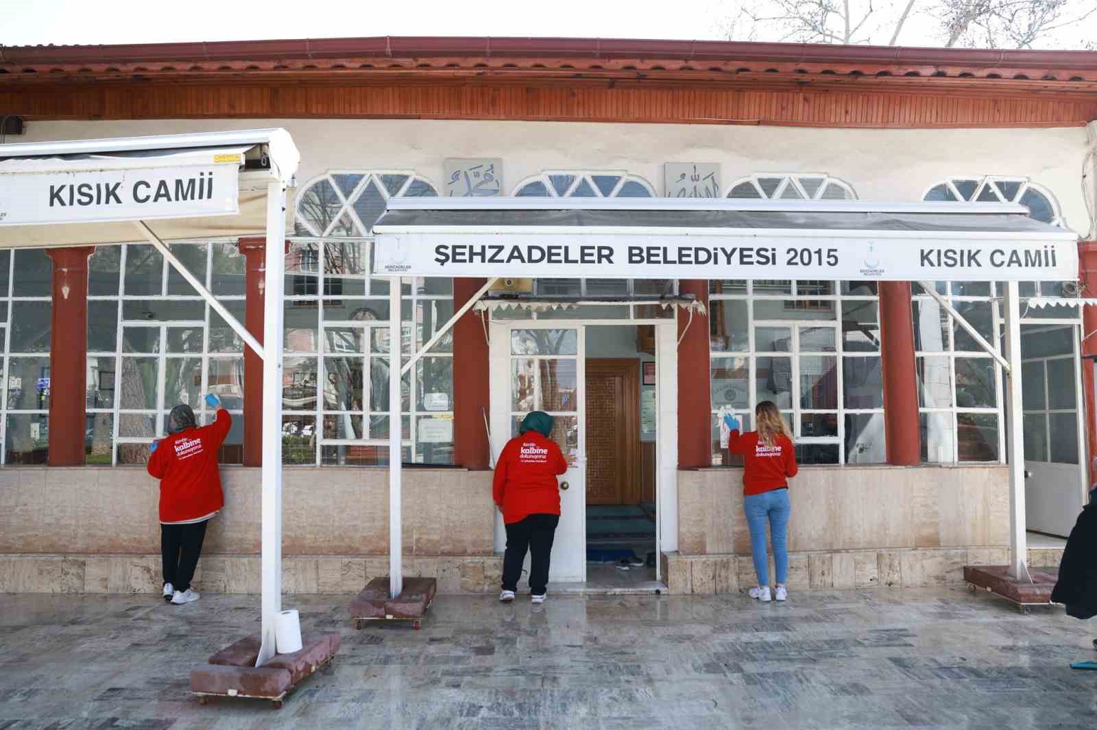Şehzadeler Belediyesinden camilerde temizlik seferberliği

