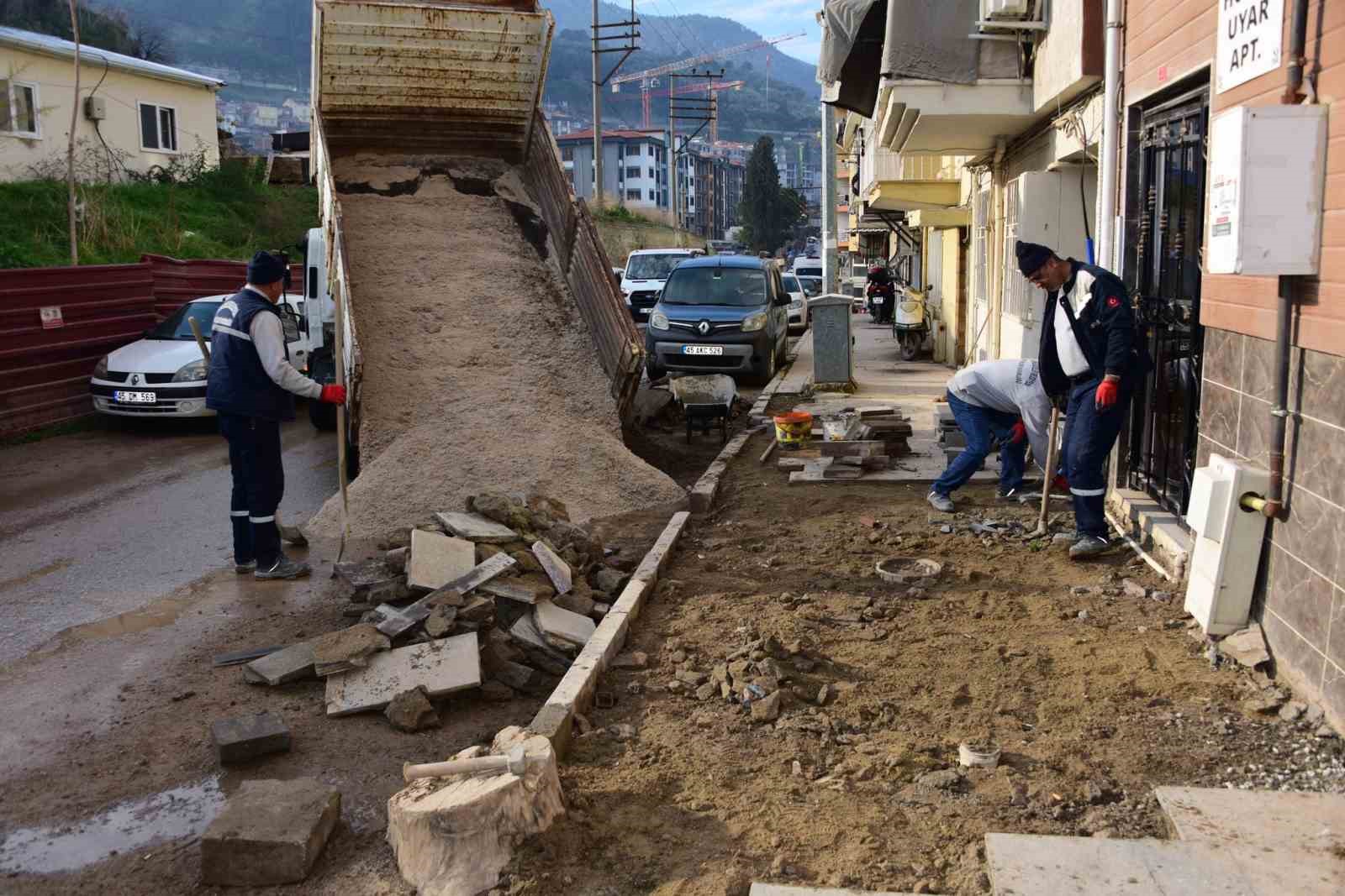 Şehzadeler’de bozulan yol ve kaldırımlar için ihale yapıldı
