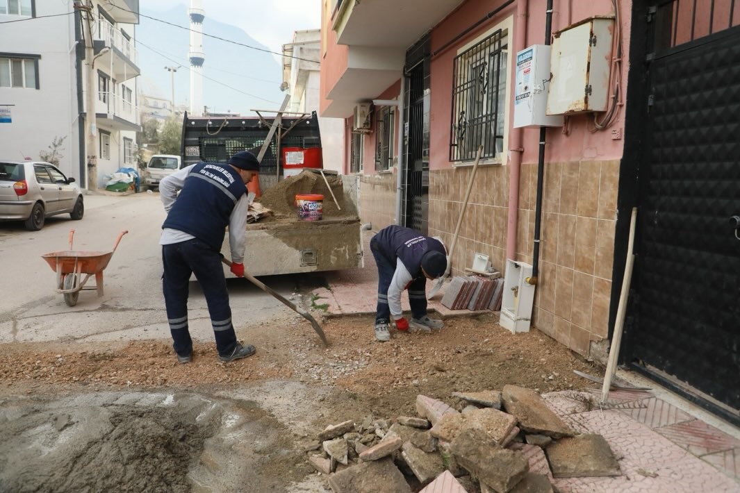 Şehzadeler’de bozulan yol ve kaldırımlar için ihale yapıldı
