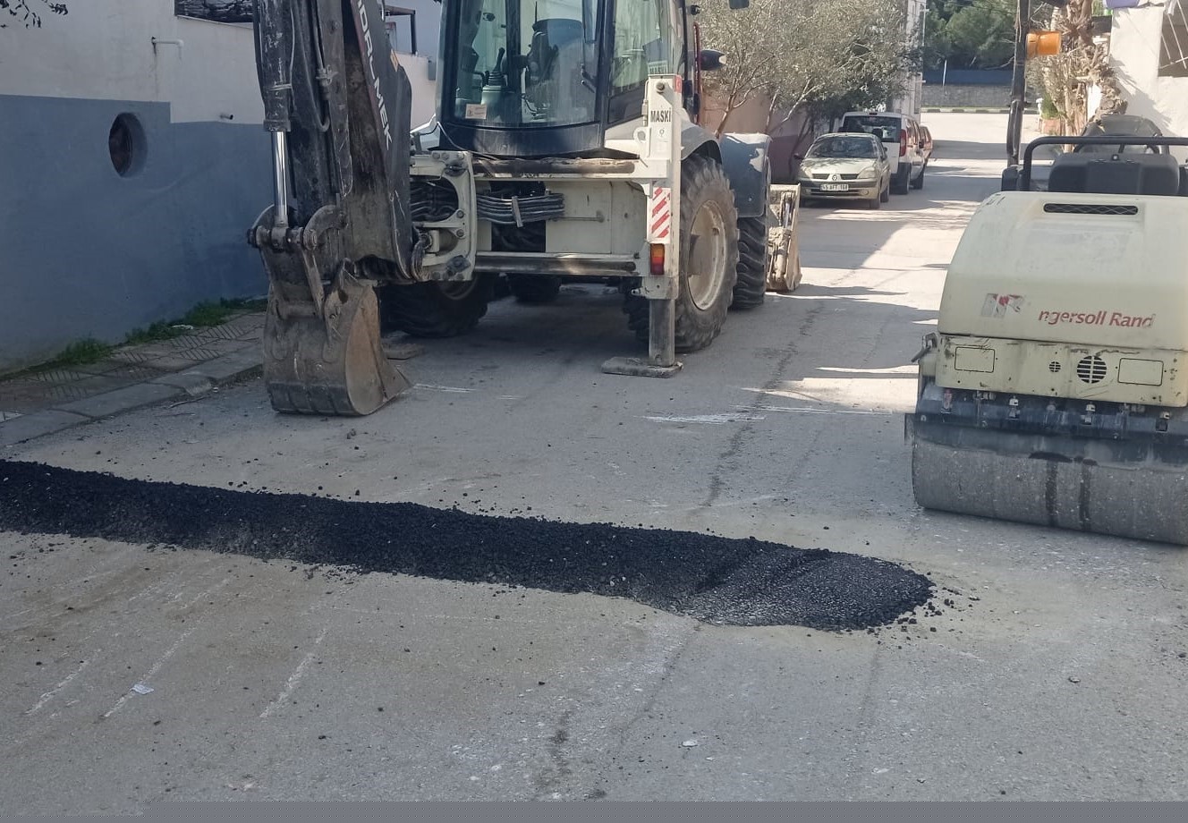 Şehzadeler’de bozulan yollar onarılıyor
