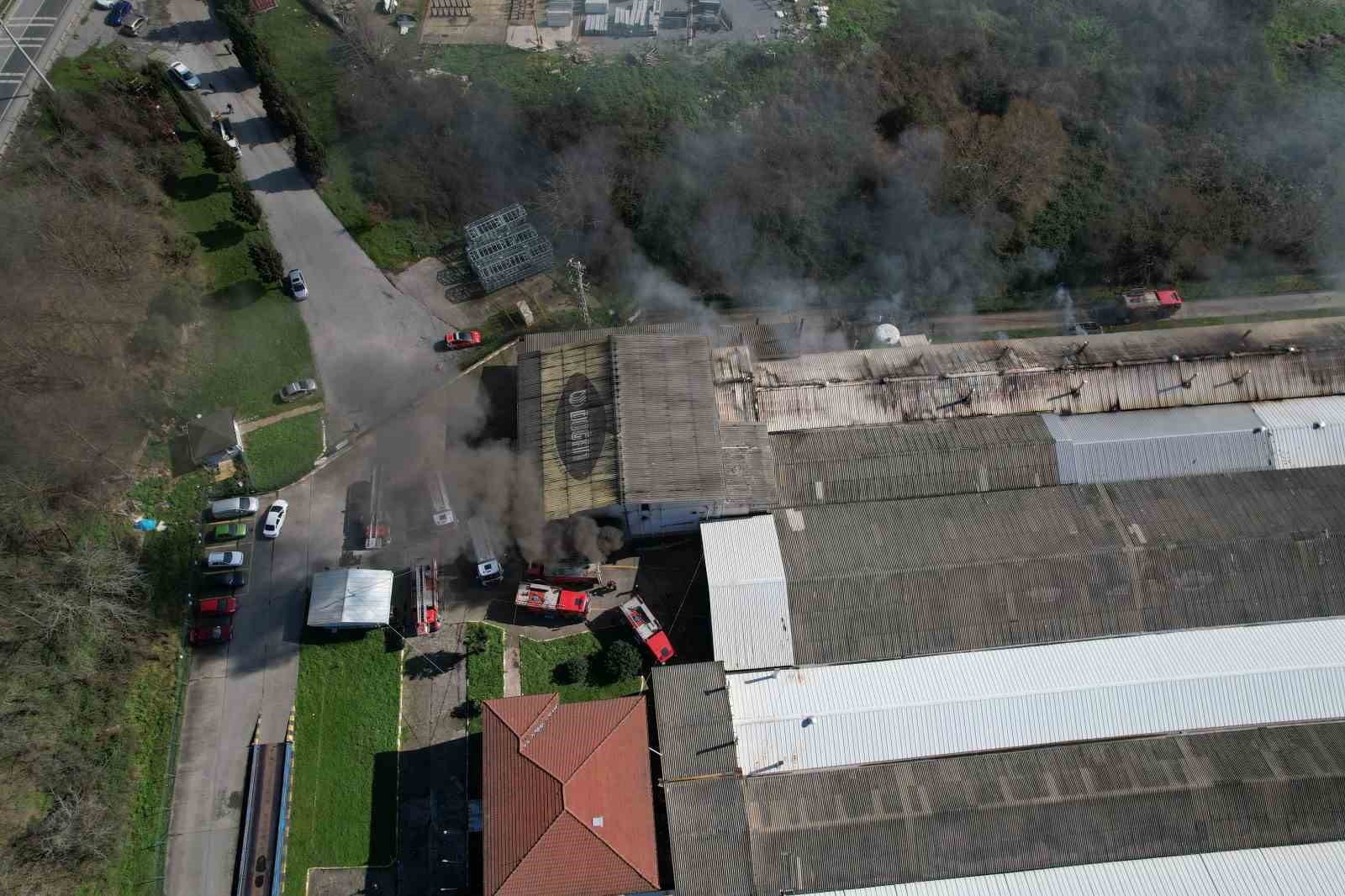 Şekerleme fabrikasında korkutan yangın: Ekipler seferber oldu

