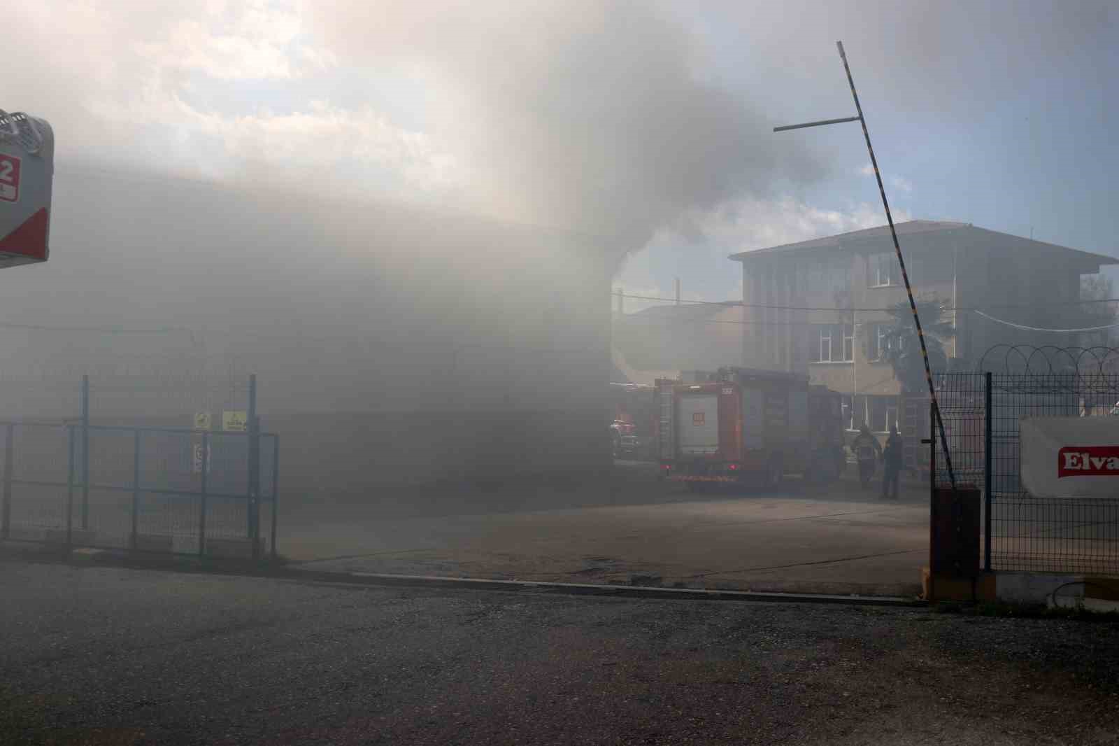 Şekerleme fabrikasında korkutan yangın: Ekipler seferber oldu
