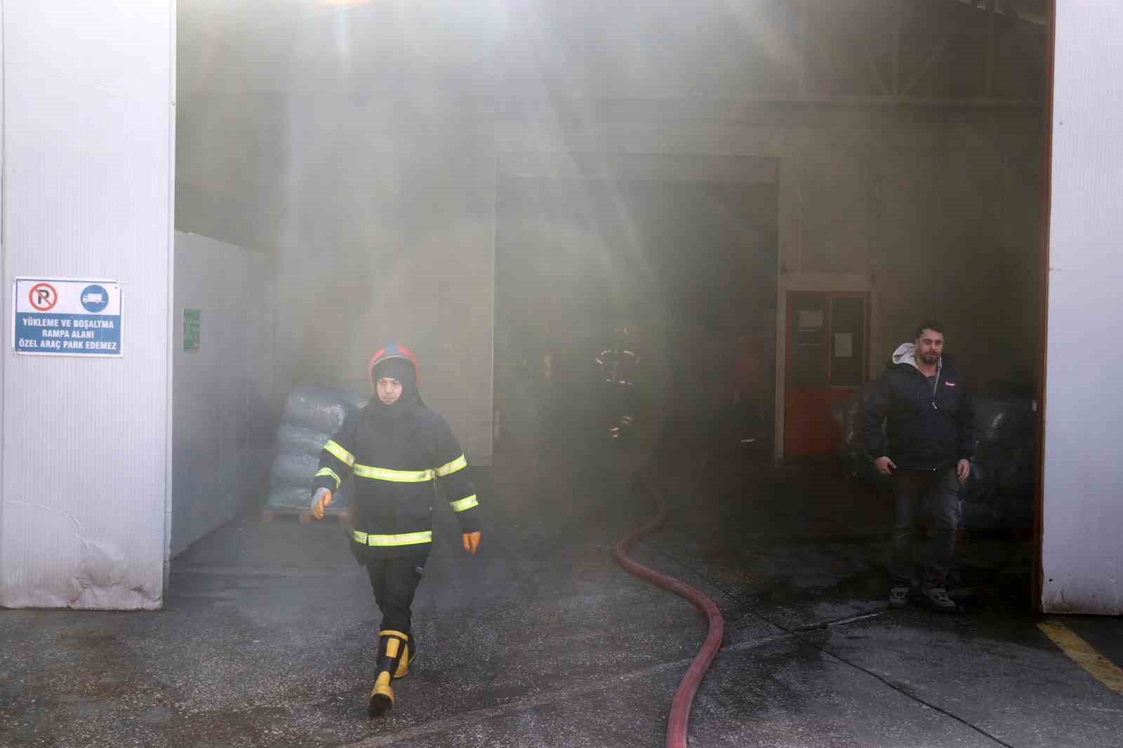 Şekerleme fabrikasında korkutan yangın: Ekipler seferber oldu
