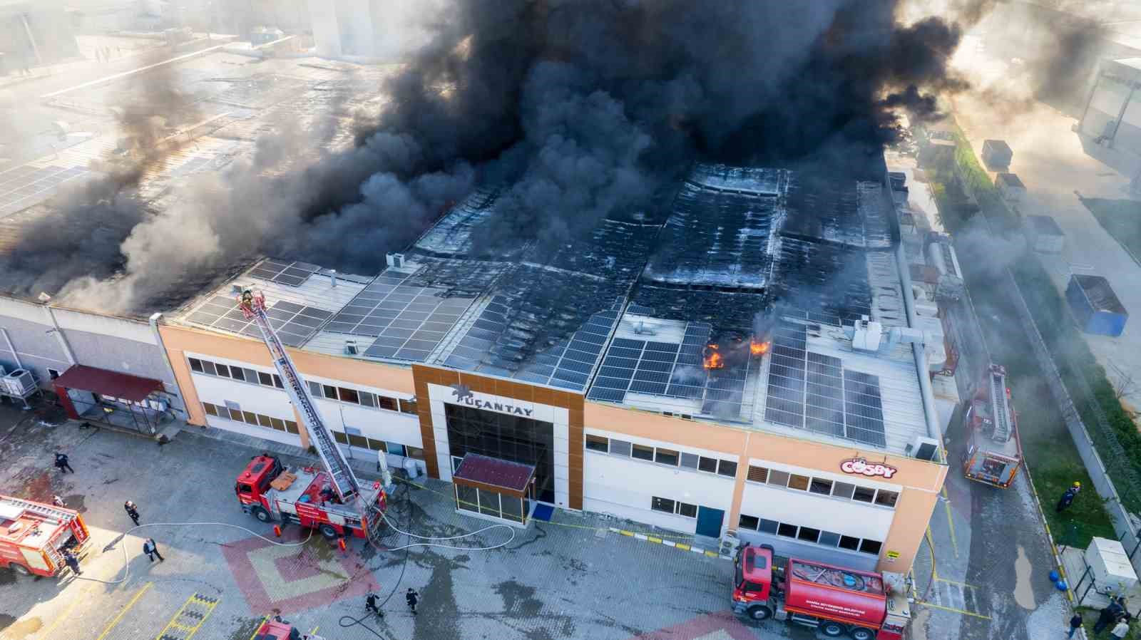 Şekerleme fabrikasındaki yangın dronla görüntülendi
