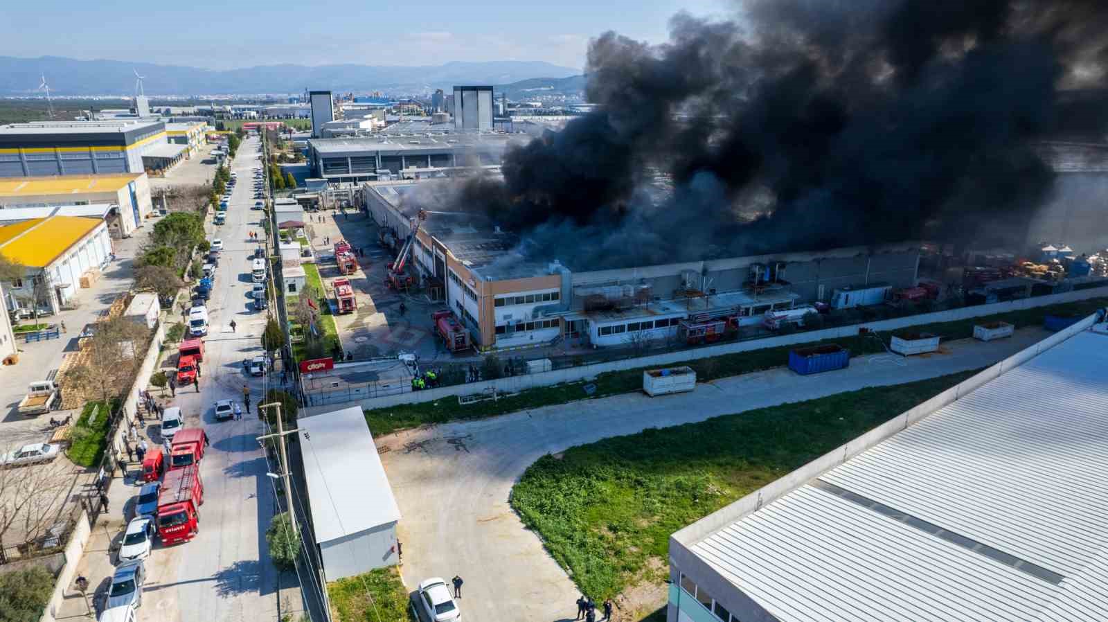 Şekerleme fabrikasındaki yangın dronla görüntülendi
