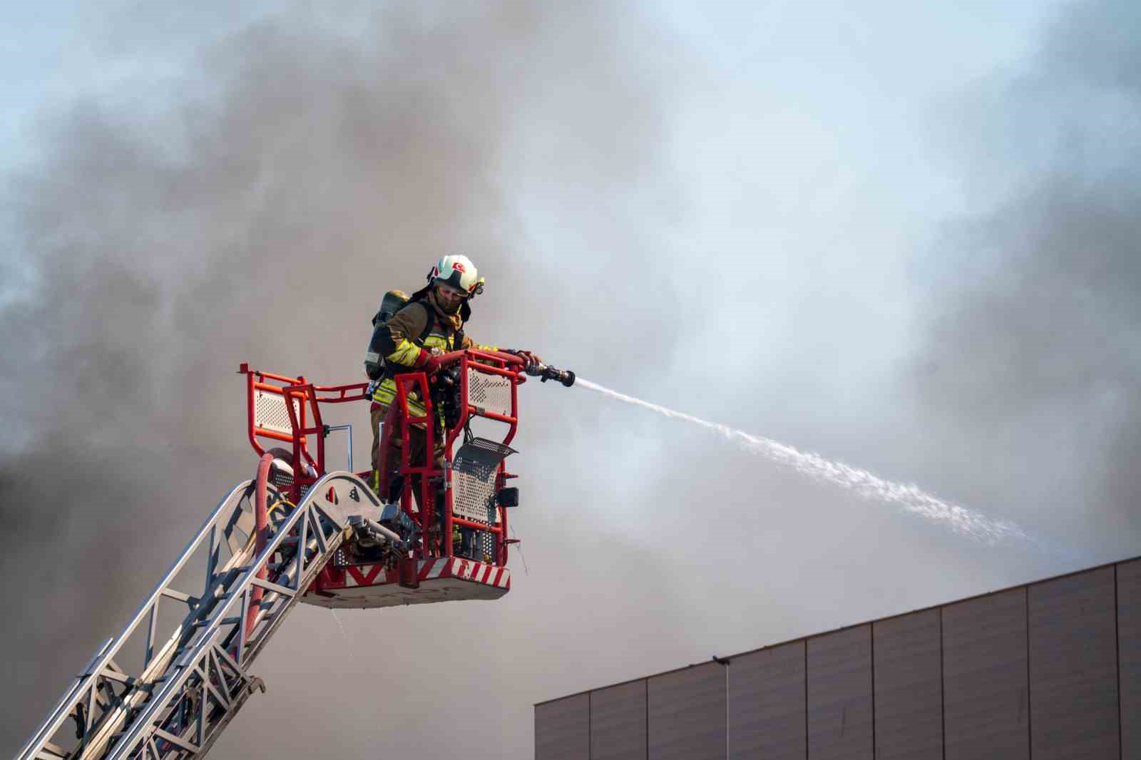 Şekerleme fabrikasındaki yangın dronla görüntülendi
