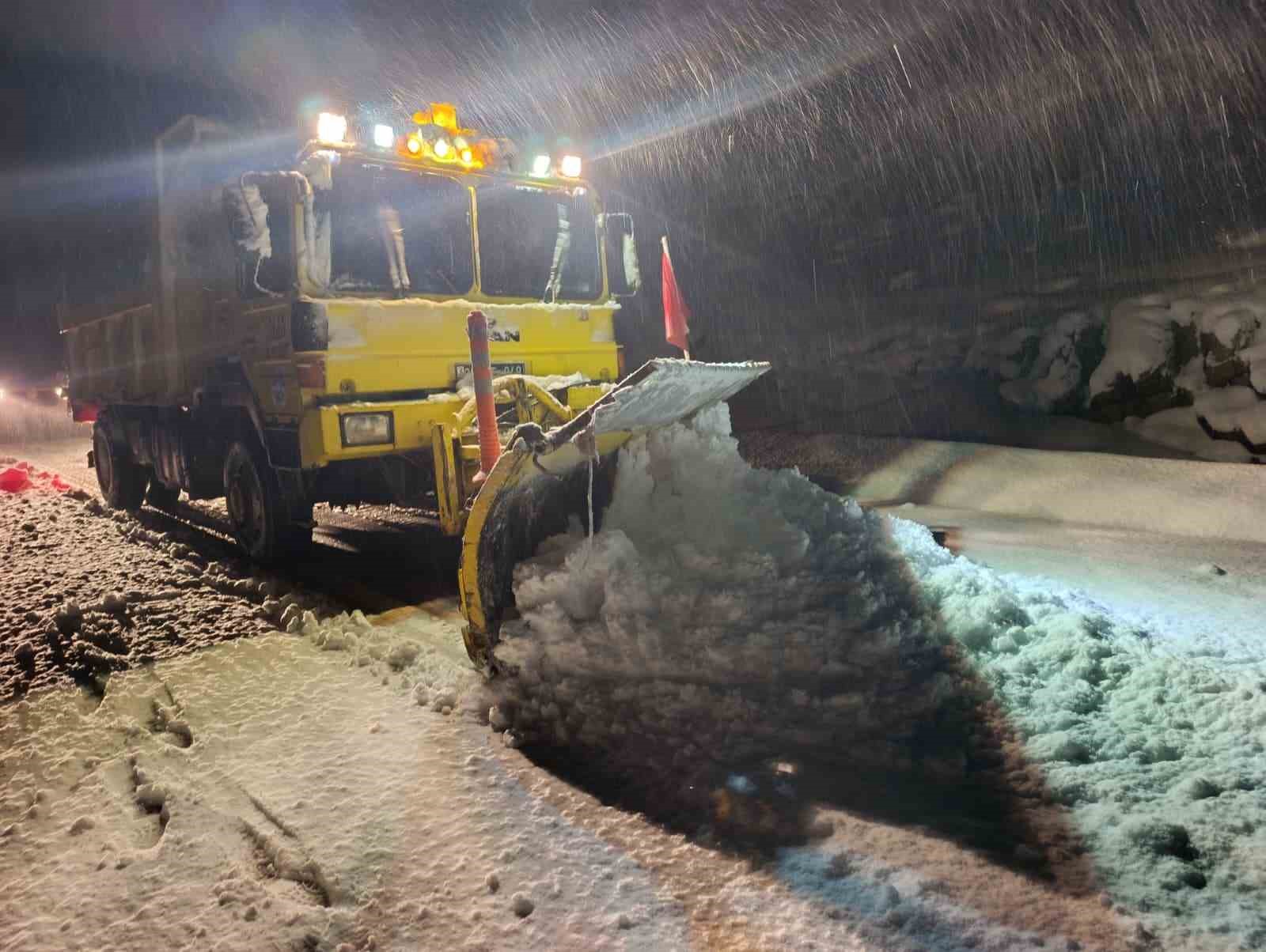 Sel, heyelan ve kar yağışına karşı yoğun mücadele
