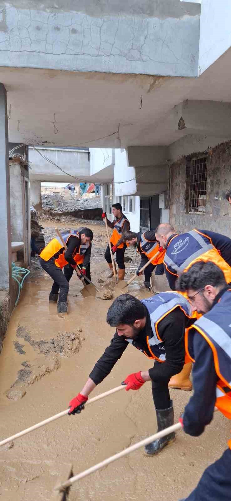 Sel sonrası 50 hayvan telef oldu, 2 ahır kullanılamaz hale geldi
