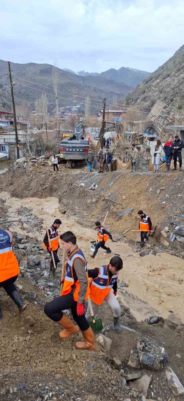 Sel sonrası 50 hayvan telef oldu, 2 ahır kullanılamaz hale geldi
