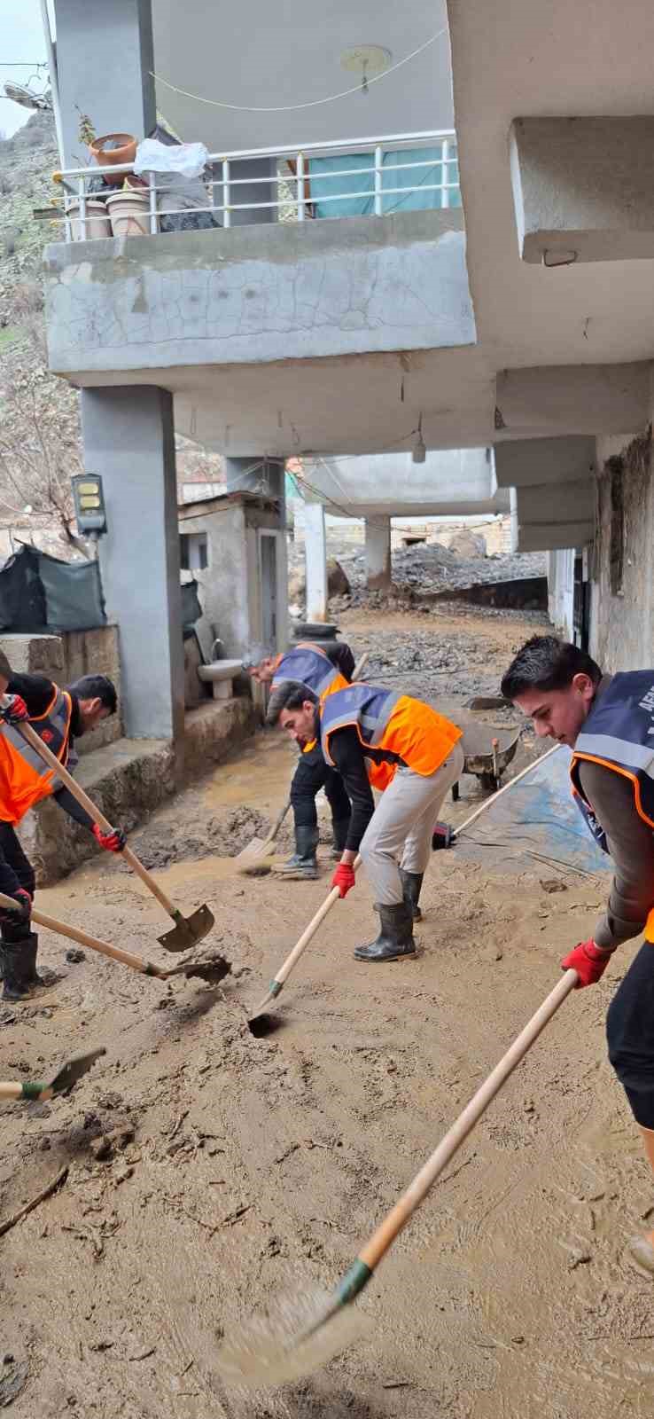 Sel sonrası 50 hayvan telef oldu, 2 ahır kullanılamaz hale geldi
