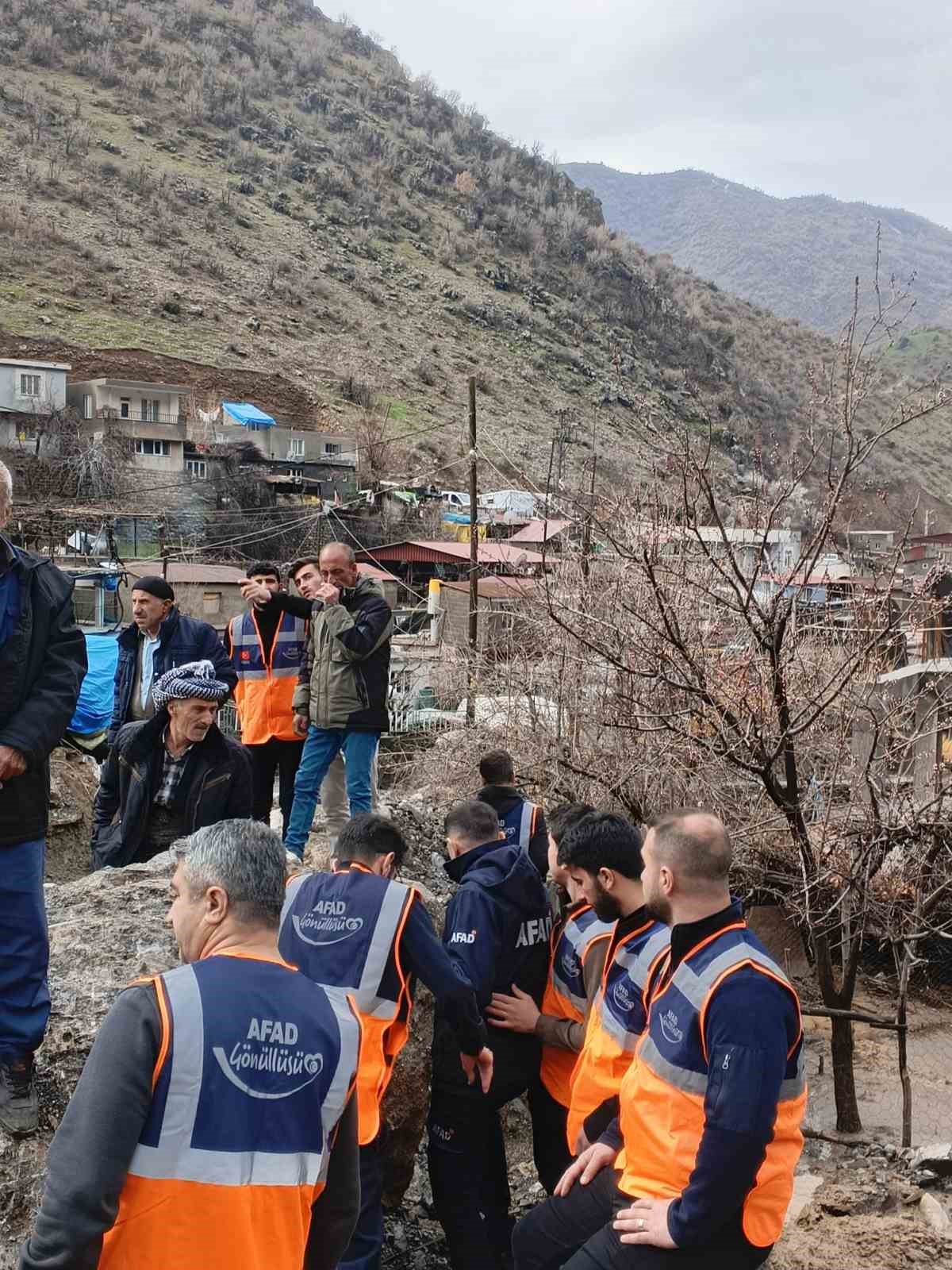 Sel sonrası 50 hayvan telef oldu, 2 ahır kullanılamaz hale geldi
