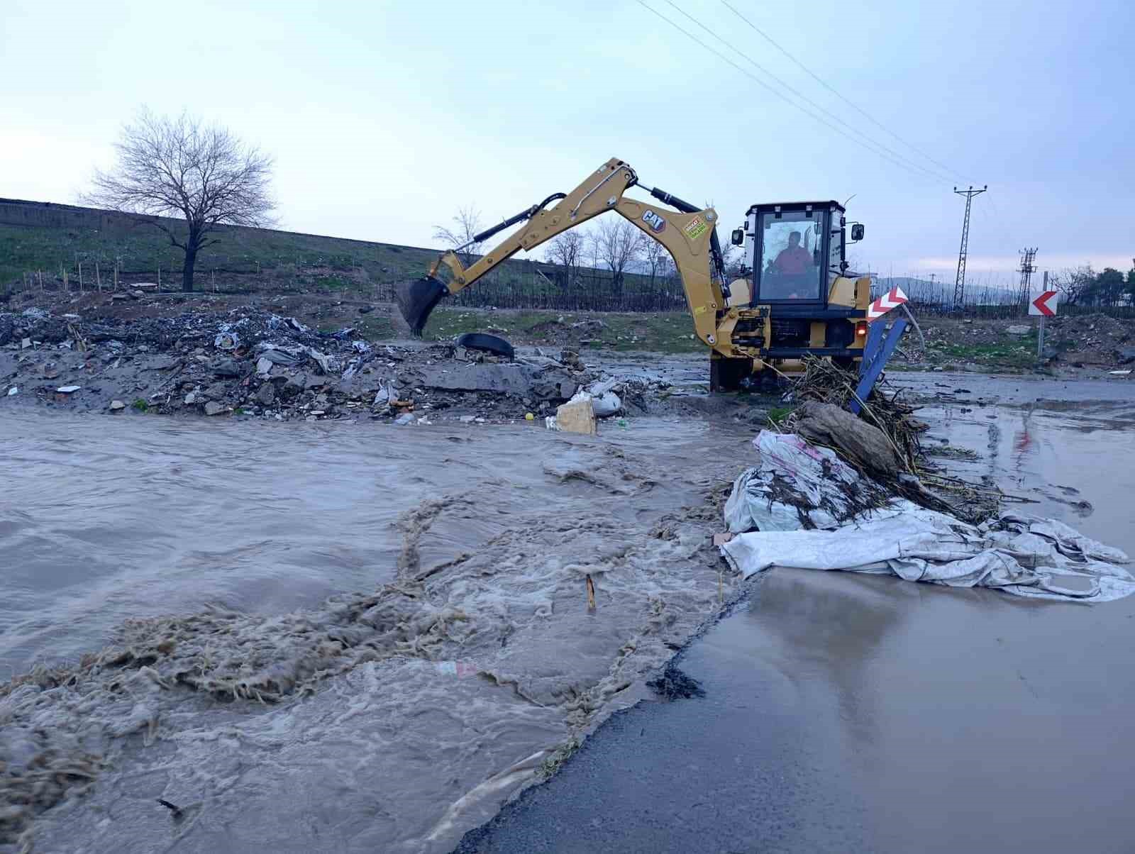 Sel suları Aksu’daki yarım asırlık tarihi köprüye zarar verdi
