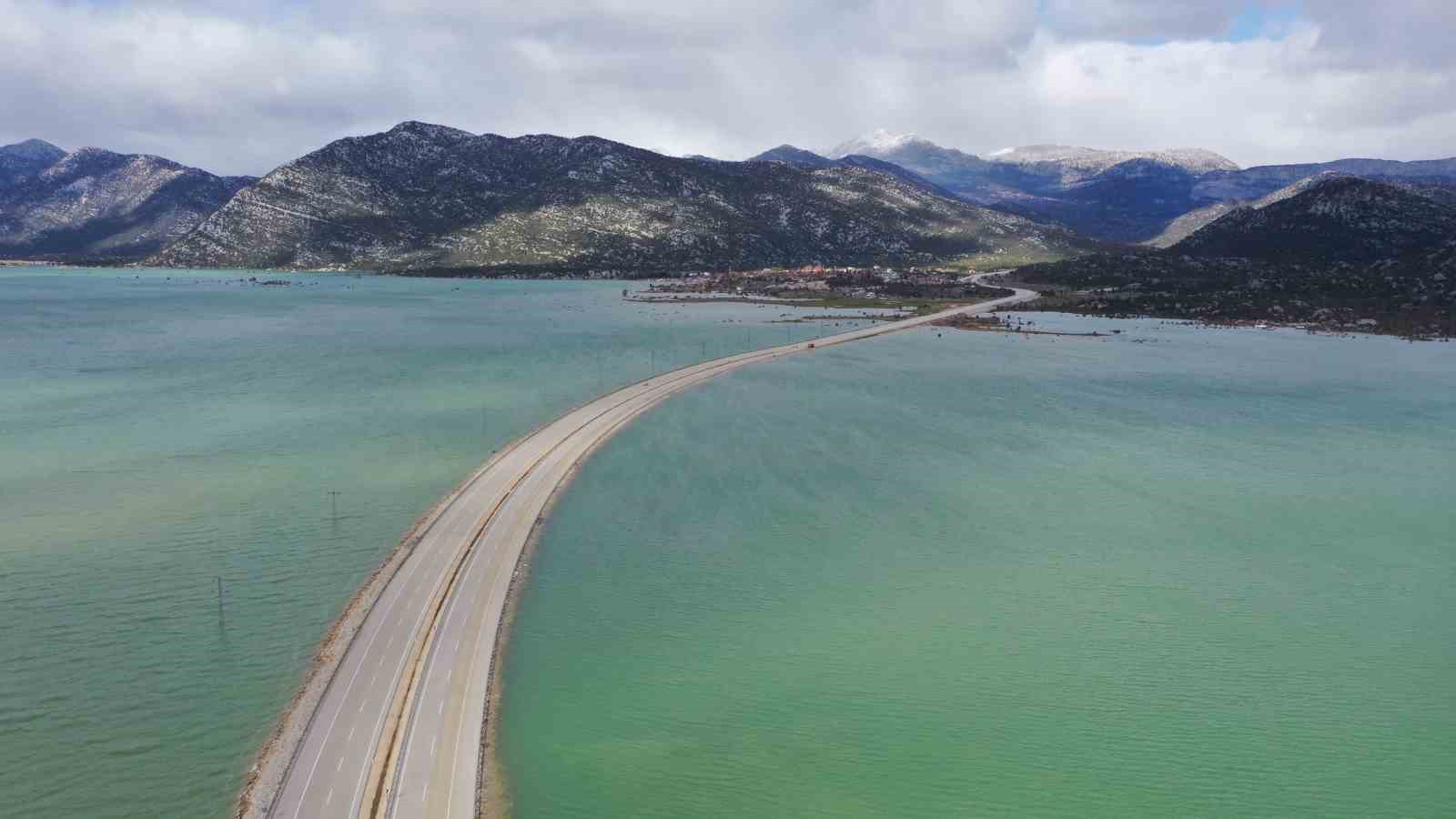 Sel suları altında kalan Antalya-Konya kara yolu yeniden ulaşıma açıldı
