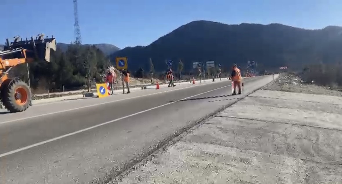 Sel suları altında kalan Antalya-Konya kara yolu yeniden ulaşıma açıldı
