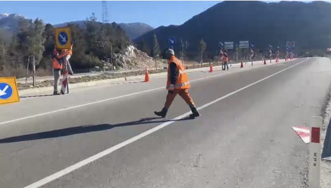 Sel suları altında kalan Antalya-Konya kara yolu yeniden ulaşıma açıldı
