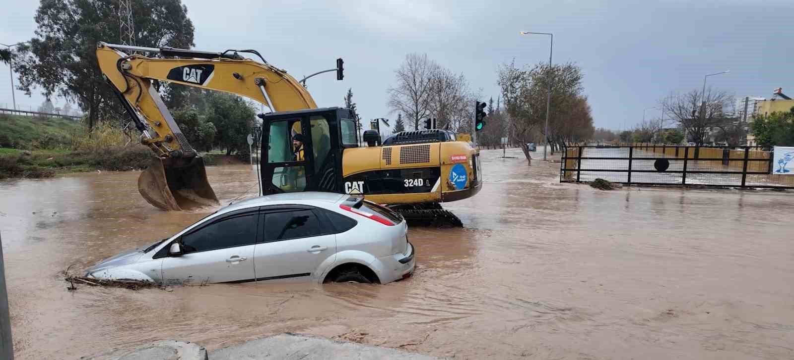 Sel suları yükselince minibüsün üzerinde mahsur kalan vatandaşları belediye ekipleri kurtardı
