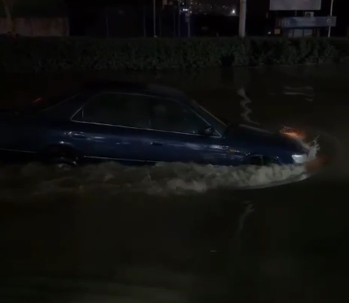 Sel sularında gemi gibi ilerledi
