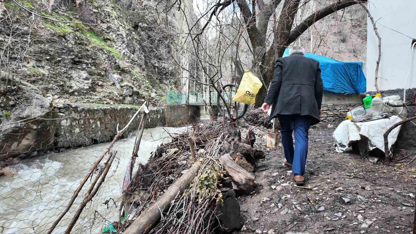 Sel sularından korunmak için odun ve çalılarla önlem aldı
