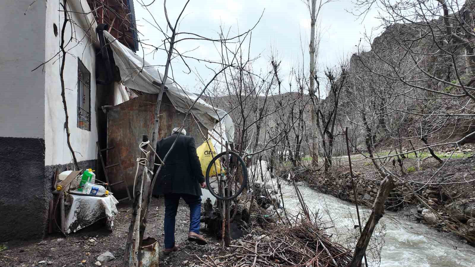Sel sularından korunmak için odun ve çalılarla önlem aldı

